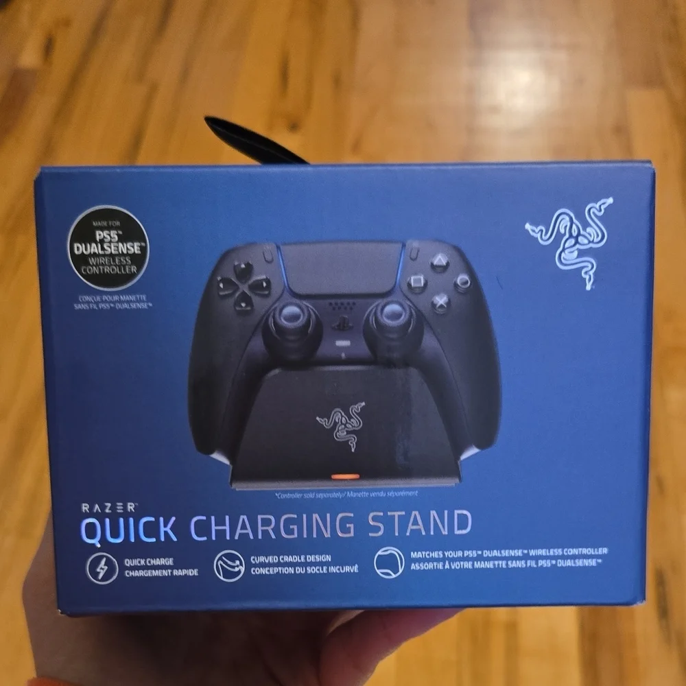 Razer Quick Charging Stand for PS5 DualSense - Black and Blue - Picture 1 of 6